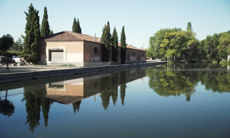Foto de la dársena del canal de castilla en Palencia